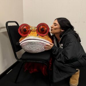 Ana Brenda Contreras Instagram - Hoy me despido de unos de los personajes más cortitos y hermosos de mi vida
Mi tóxica poderosisima Ranastacia 🐸💚
Mi ranita tan especial , empezando el proyecto me enteré estaba esperando mi renacuajit@ 💕 🩵🤰🏼 y con miedo y después mucha FE 🙌🏼 solté y terminé disfrutando el proceso .
Los tiempos De Dios son perfectos ❣️
Los adoro #quiéneslamáscara
Que experiencia tan divertida ! Me abrazaron el corazón !
Me cortaron todo mi speech @juanpazurita pero tus palabras me llegaron al corazón, te quiero te admiro y siempre cuentas conmigo bbcillo.
Que felicidad haber compartido @carlosrivera @omarchaparro @anahi @marthahigareda ❤️❤️❤️ los admiro montones !
Miguel Angel Fox eres lo máximo!! Gracias por regalarme esta experiencia . Es un gran reto como artista crear un personaje , improvisar bailar cantar y no desmayarse en el proceso 😂
Después de 6 años volví a Televisa y me abrazaron en todos los sentidos 🙌🏼
Gracias a todos ustedes por sus ocurrencias su apoyo y amor incondicional como siempre son mi trofeo más grande 💕🩷
Adiós ranita de mi corazón !
Los ❤️
rANAbrenda 🐸💫 su amiga más personal 💅
Se imaginaban que era yo ?