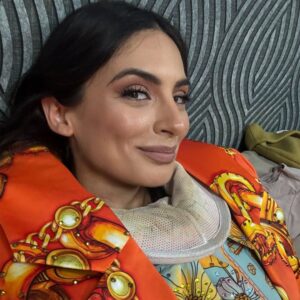 Ana Brenda Contreras Instagram - Hoy me despido de unos de los personajes más cortitos y hermosos de mi vida
Mi tóxica poderosisima Ranastacia 🐸💚
Mi ranita tan especial , empezando el proyecto me enteré estaba esperando mi renacuajit@ 💕 🩵🤰🏼 y con miedo y después mucha FE 🙌🏼 solté y terminé disfrutando el proceso .
Los tiempos De Dios son perfectos ❣️
Los adoro #quiéneslamáscara
Que experiencia tan divertida ! Me abrazaron el corazón !
Me cortaron todo mi speech @juanpazurita pero tus palabras me llegaron al corazón, te quiero te admiro y siempre cuentas conmigo bbcillo.
Que felicidad haber compartido @carlosrivera @omarchaparro @anahi @marthahigareda ❤️❤️❤️ los admiro montones !
Miguel Angel Fox eres lo máximo!! Gracias por regalarme esta experiencia . Es un gran reto como artista crear un personaje , improvisar bailar cantar y no desmayarse en el proceso 😂
Después de 6 años volví a Televisa y me abrazaron en todos los sentidos 🙌🏼
Gracias a todos ustedes por sus ocurrencias su apoyo y amor incondicional como siempre son mi trofeo más grande 💕🩷
Adiós ranita de mi corazón !
Los ❤️
rANAbrenda 🐸💫 su amiga más personal 💅
Se imaginaban que era yo ?