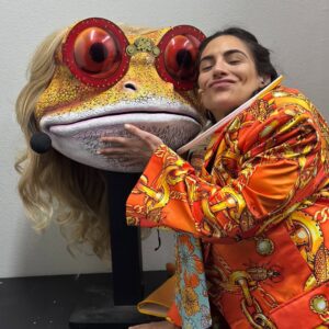 Ana Brenda Contreras Instagram - Hoy me despido de unos de los personajes más cortitos y hermosos de mi vida
Mi tóxica poderosisima Ranastacia 🐸💚
Mi ranita tan especial , empezando el proyecto me enteré estaba esperando mi renacuajit@ 💕 🩵🤰🏼 y con miedo y después mucha FE 🙌🏼 solté y terminé disfrutando el proceso .
Los tiempos De Dios son perfectos ❣️
Los adoro #quiéneslamáscara
Que experiencia tan divertida ! Me abrazaron el corazón !
Me cortaron todo mi speech @juanpazurita pero tus palabras me llegaron al corazón, te quiero te admiro y siempre cuentas conmigo bbcillo.
Que felicidad haber compartido @carlosrivera @omarchaparro @anahi @marthahigareda ❤️❤️❤️ los admiro montones !
Miguel Angel Fox eres lo máximo!! Gracias por regalarme esta experiencia . Es un gran reto como artista crear un personaje , improvisar bailar cantar y no desmayarse en el proceso 😂
Después de 6 años volví a Televisa y me abrazaron en todos los sentidos 🙌🏼
Gracias a todos ustedes por sus ocurrencias su apoyo y amor incondicional como siempre son mi trofeo más grande 💕🩷
Adiós ranita de mi corazón !
Los ❤️
rANAbrenda 🐸💫 su amiga más personal 💅
Se imaginaban que era yo ?