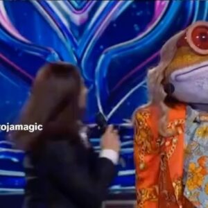 Ana Brenda Contreras Instagram - Hoy me despido de unos de los personajes más cortitos y hermosos de mi vida
Mi tóxica poderosisima Ranastacia 🐸💚
Mi ranita tan especial , empezando el proyecto me enteré estaba esperando mi renacuajit@ 💕 🩵🤰🏼 y con miedo y después mucha FE 🙌🏼 solté y terminé disfrutando el proceso .
Los tiempos De Dios son perfectos ❣️
Los adoro #quiéneslamáscara
Que experiencia tan divertida ! Me abrazaron el corazón !
Me cortaron todo mi speech @juanpazurita pero tus palabras me llegaron al corazón, te quiero te admiro y siempre cuentas conmigo bbcillo.
Que felicidad haber compartido @carlosrivera @omarchaparro @anahi @marthahigareda ❤️❤️❤️ los admiro montones !
Miguel Angel Fox eres lo máximo!! Gracias por regalarme esta experiencia . Es un gran reto como artista crear un personaje , improvisar bailar cantar y no desmayarse en el proceso 😂
Después de 6 años volví a Televisa y me abrazaron en todos los sentidos 🙌🏼
Gracias a todos ustedes por sus ocurrencias su apoyo y amor incondicional como siempre son mi trofeo más grande 💕🩷
Adiós ranita de mi corazón !
Los ❤️
rANAbrenda 🐸💫 su amiga más personal 💅
Se imaginaban que era yo ?