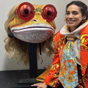 Ana Brenda Contreras Instagram - Hoy me despido de unos de los personajes más cortitos y hermosos de mi vida
Mi tóxica poderosisima Ranastacia 🐸💚
Mi ranita tan especial , empezando el proyecto me enteré estaba esperando mi renacuajit@ 💕 🩵🤰🏼 y con miedo y después mucha FE 🙌🏼 solté y terminé disfrutando el proceso .
Los tiempos De Dios son perfectos ❣️
Los adoro #quiéneslamáscara
Que experiencia tan divertida ! Me abrazaron el corazón !
Me cortaron todo mi speech @juanpazurita pero tus palabras me llegaron al corazón, te quiero te admiro y siempre cuentas conmigo bbcillo.
Que felicidad haber compartido @carlosrivera @omarchaparro @anahi @marthahigareda ❤️❤️❤️ los admiro montones !
Miguel Angel Fox eres lo máximo!! Gracias por regalarme esta experiencia . Es un gran reto como artista crear un personaje , improvisar bailar cantar y no desmayarse en el proceso 😂
Después de 6 años volví a Televisa y me abrazaron en todos los sentidos 🙌🏼
Gracias a todos ustedes por sus ocurrencias su apoyo y amor incondicional como siempre son mi trofeo más grande 💕🩷
Adiós ranita de mi corazón !
Los ❤️
rANAbrenda 🐸💫 su amiga más personal 💅
Se imaginaban que era yo ?