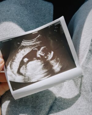 Ana Brenda Contreras Instagram - Aria ✨ 🎼 mi niña 💟 🌈 mi bolita de amor .
Tu familia te espera para conocerte , cuidarte y acompañarte en todos tus pasos con amor incondicional.
Lo mejor está por venir , más que nunca 💜
A💫