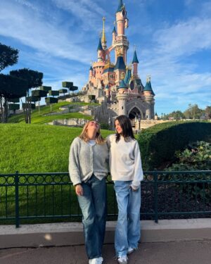 Ana Tena Instagram - 21 años de puras risas y felicidad!!!
por muchisisisimos más viajes juntas te amo bf 💘🥳🥰