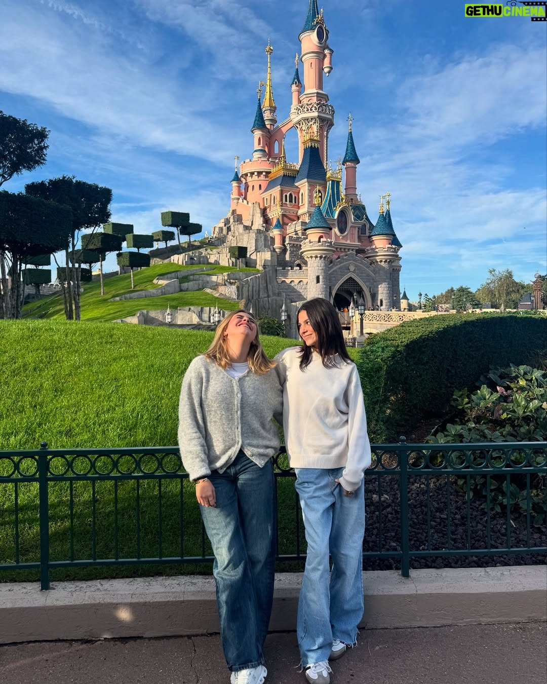 Ana Tena - 3 Likes - 21 años de puras risas y felicidad!!! 

por muchisisisimos más viajes juntas te amo bf 💘🥳🥰