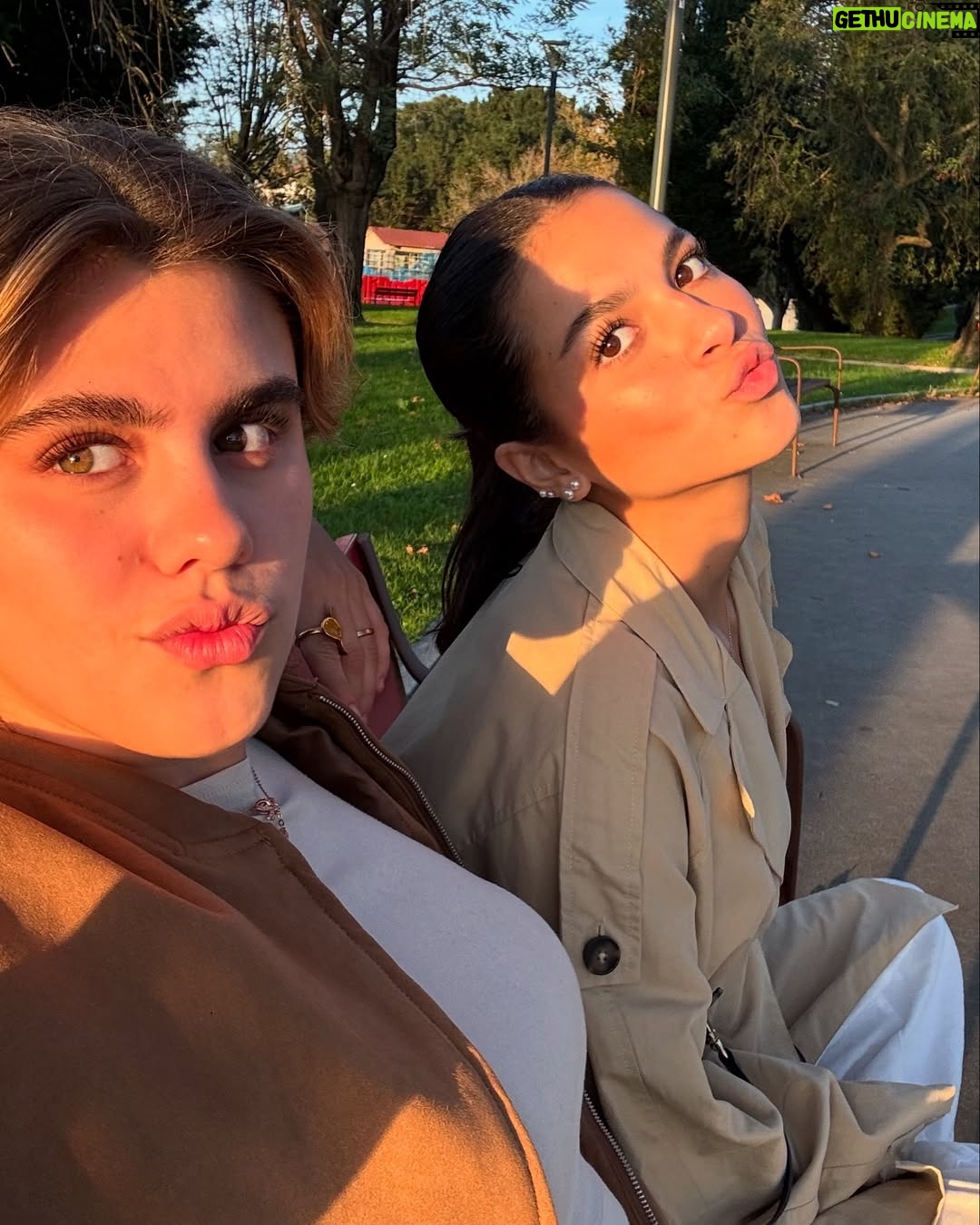 Ana Tena - 3 Likes - 21 años de puras risas y felicidad!!! 

por muchisisisimos más viajes juntas te amo bf 💘🥳🥰