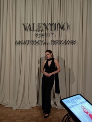 Ana Tena Instagram - ♥️✨🤌🏻 @valentino.beauty
#AnatomyOfDreamsPerfumes