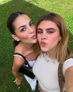 Ana Tena Instagram - 21 años de puras risas y felicidad!!!
por muchisisisimos más viajes juntas te amo bf 💘🥳🥰