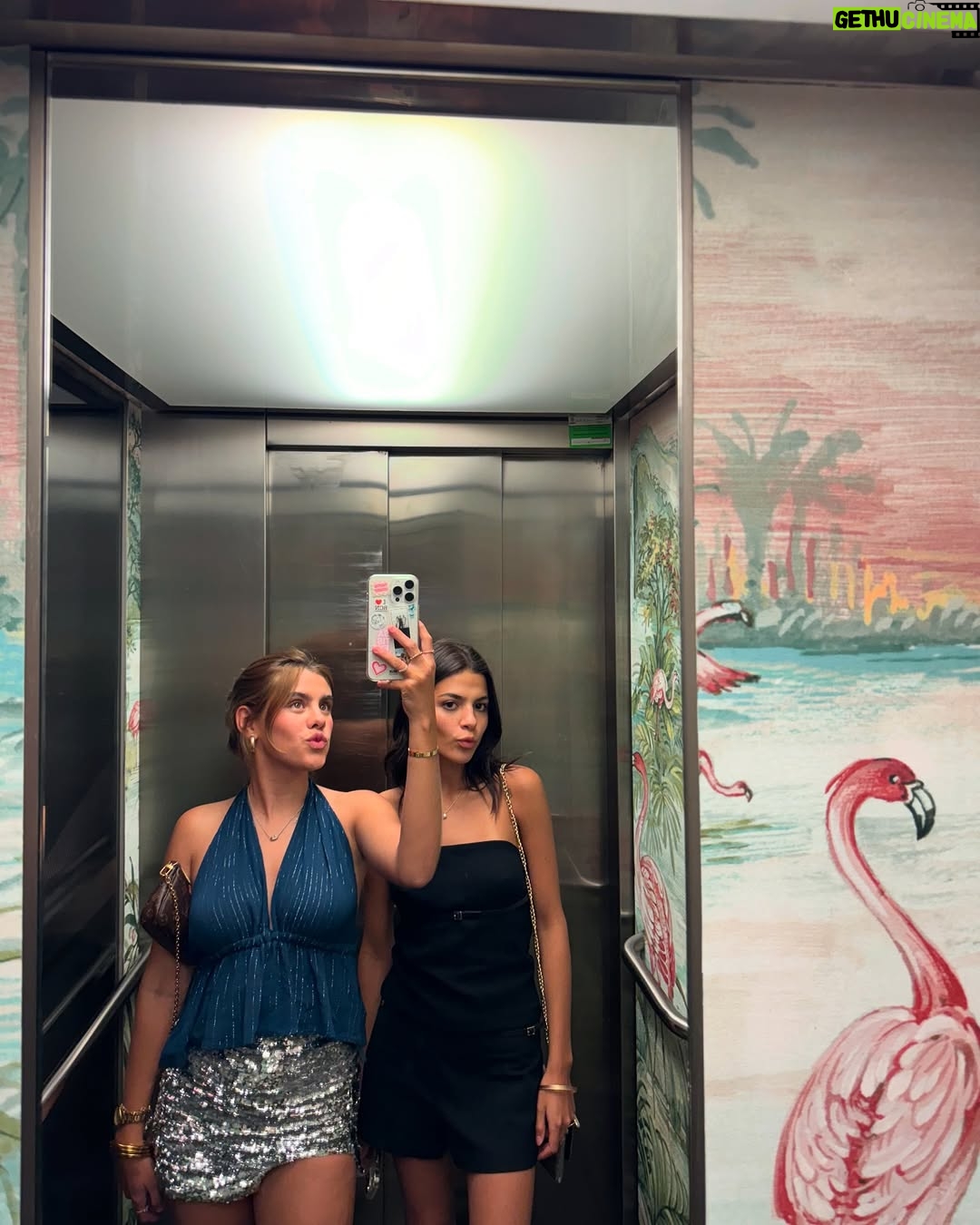 Ana Tena - 3 Likes - 21 años de puras risas y felicidad!!! 

por muchisisisimos más viajes juntas te amo bf 💘🥳🥰