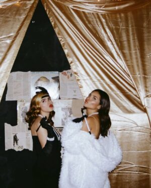 Ana Tena Instagram - 21 años de puras risas y felicidad!!!
por muchisisisimos más viajes juntas te amo bf 💘🥳🥰