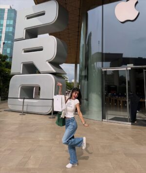 Anahita Karanjia Instagram - #collab orange is certainly the new black @apple
the iPhone 17 series will begin sale in India from tomorrow 🥳 and yeah it’s worth the hype