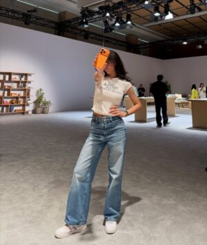 Anahita Karanjia Instagram - #collab orange is certainly the new black @apple
the iPhone 17 series will begin sale in India from tomorrow 🥳 and yeah it’s worth the hype