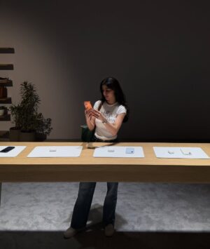 Anahita Karanjia Instagram - #collab orange is certainly the new black @apple
the iPhone 17 series will begin sale in India from tomorrow 🥳 and yeah it’s worth the hype