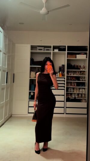 Anahita Karanjia Instagram - we got hotter @apple
outfit details:
dress @zara
bag @louisvuitton
watch @omega
heels @christianlouboutin
iPhone @apple #collab