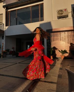 Anam Darbar Instagram - haldi dump ☀️🌺✨
stylist: @roshni0819
outfit: @kadhaeeghar
#wedding #dump #shimla