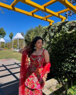 Anam Darbar Instagram - haldi dump ☀️🌺✨
stylist: @roshni0819
outfit: @kadhaeeghar
#wedding #dump #shimla
