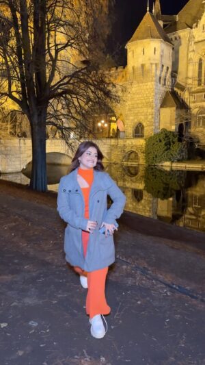 Anam Darbar Instagram - kuch toh hua hai 🥰🧡✨
#budapest #bollywood