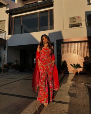 Anam Darbar Instagram - haldi dump ☀️🌺✨
stylist: @roshni0819
outfit: @kadhaeeghar
#wedding #dump #shimla