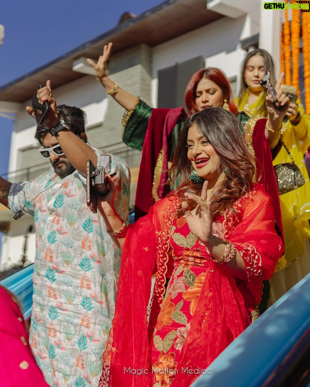 Anam Darbar - 99.2K Likes - haldi dump ☀️🌺✨

stylist: @roshni0819
outfit: @kadhaeeghar

#wedding #dump #shimla