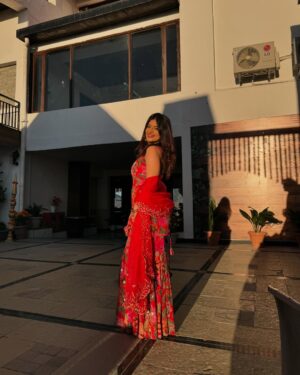 Anam Darbar Instagram - haldi dump ☀️🌺✨
stylist: @roshni0819
outfit: @kadhaeeghar
#wedding #dump #shimla