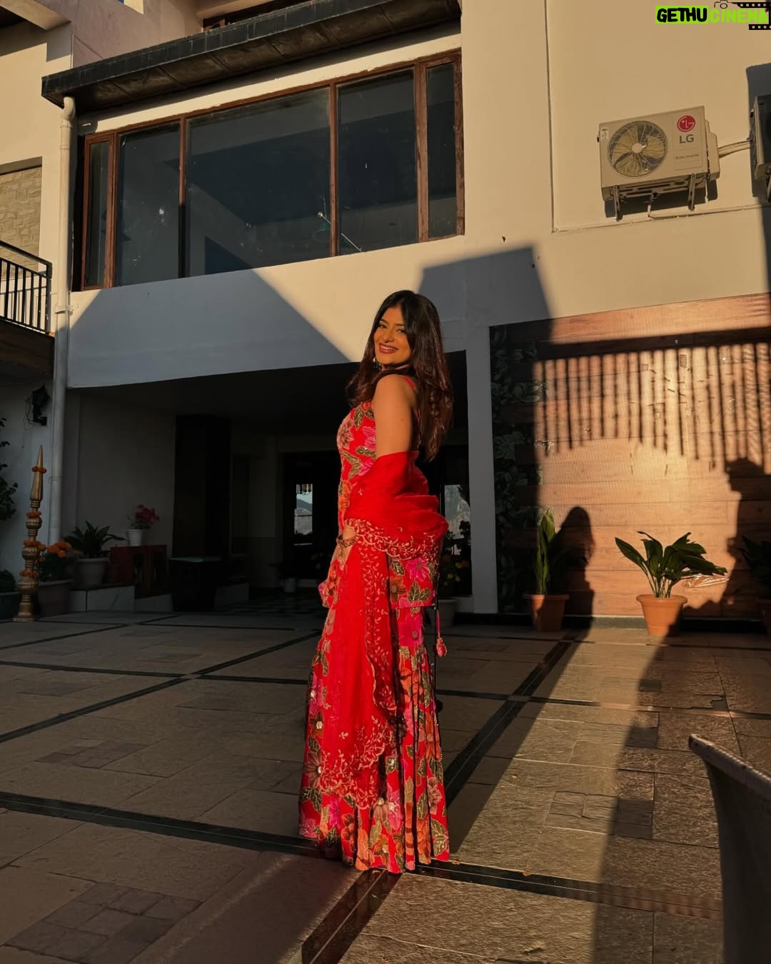 Anam Darbar - 99.2K Likes - haldi dump ☀️🌺✨

stylist: @roshni0819
outfit: @kadhaeeghar

#wedding #dump #shimla
