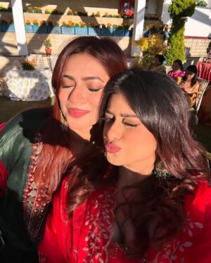 Anam Darbar Instagram - haldi dump ☀️🌺✨
stylist: @roshni0819
outfit: @kadhaeeghar
#wedding #dump #shimla