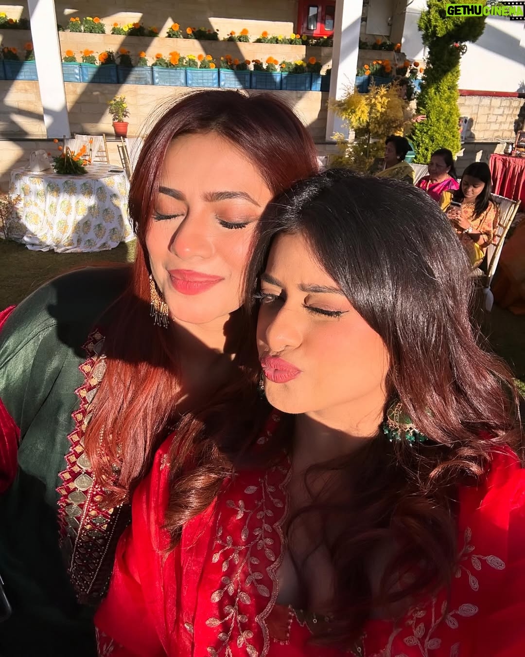 Anam Darbar - 99.2K Likes - haldi dump ☀️🌺✨

stylist: @roshni0819
outfit: @kadhaeeghar

#wedding #dump #shimla