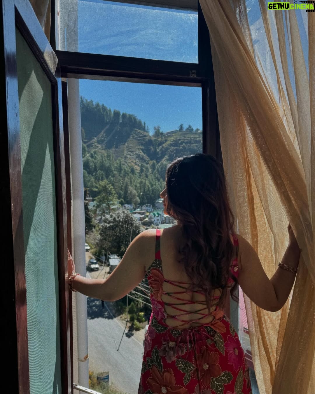 Anam Darbar - 99.2K Likes - haldi dump ☀️🌺✨

stylist: @roshni0819
outfit: @kadhaeeghar

#wedding #dump #shimla