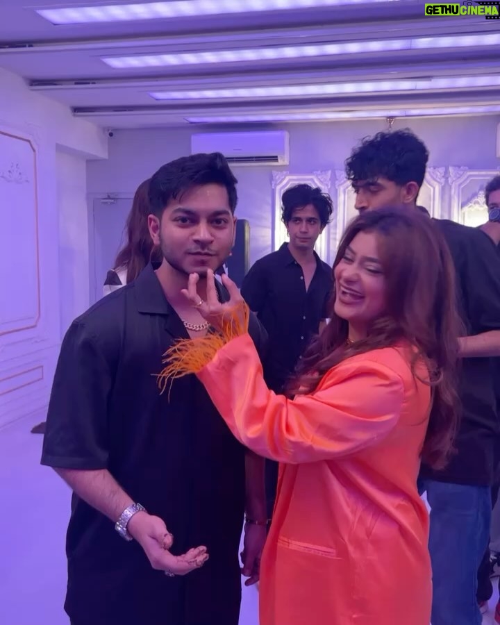 Anam Darbar - 51.1K Likes - happpppiesssst birthdaaaaay to humara pyaaara Momoooo aka Jeff🥰♥️
kuch toh acha kaam kiya hoga life mein joh tu mujhe milaaaa haiiiii !!! MY BESTT BESTT BEST BUDDDY🤍
sorry for not being there on your special day but koi nahi aakar fulll partyyyyy 🥳🎉
may Allah bless you with the best! ✨
loveeeee youuuu 💁🏼‍♀️♥️

#bestfriend #birthday