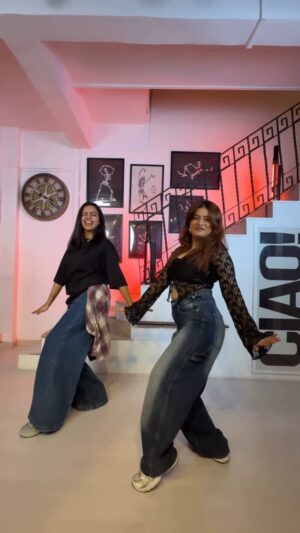 Anam Darbar Instagram - from musically moves to timeless grooves — still dancing through life together 💃🕺
hey MalluChick 🥰
🎥 : @razishaikh6
#throwbackvibes #trend #bukhar #dance