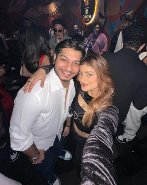 Anam Darbar Instagram - happpppiesssst birthdaaaaay to humara pyaaara Momoooo aka Jeff🥰♥️
kuch toh acha kaam kiya hoga life mein joh tu mujhe milaaaa haiiiii !!! MY BESTT BESTT BEST BUDDDY🤍
sorry for not being there on your special day but koi nahi aakar fulll partyyyyy 🥳🎉
may Allah bless you with the best! ✨
loveeeee youuuu 💁🏼♀️♥️
#bestfriend #birthday