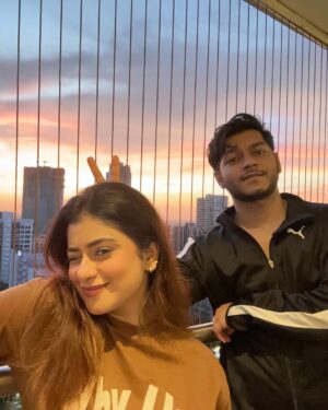 Anam Darbar Instagram - happpppiesssst birthdaaaaay to humara pyaaara Momoooo aka Jeff🥰♥️
kuch toh acha kaam kiya hoga life mein joh tu mujhe milaaaa haiiiii !!! MY BESTT BESTT BEST BUDDDY🤍
sorry for not being there on your special day but koi nahi aakar fulll partyyyyy 🥳🎉
may Allah bless you with the best! ✨
loveeeee youuuu 💁🏼♀️♥️
#bestfriend #birthday