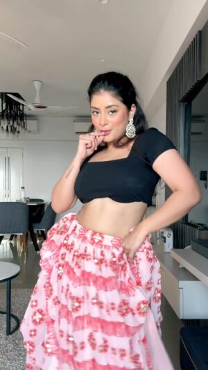 Anam Darbar Instagram - jaban pe laaga ✨🪷
dc: @_bhakarwadi_ 💓
bottom : @azmaafashion 💥
#dance #reels #trend