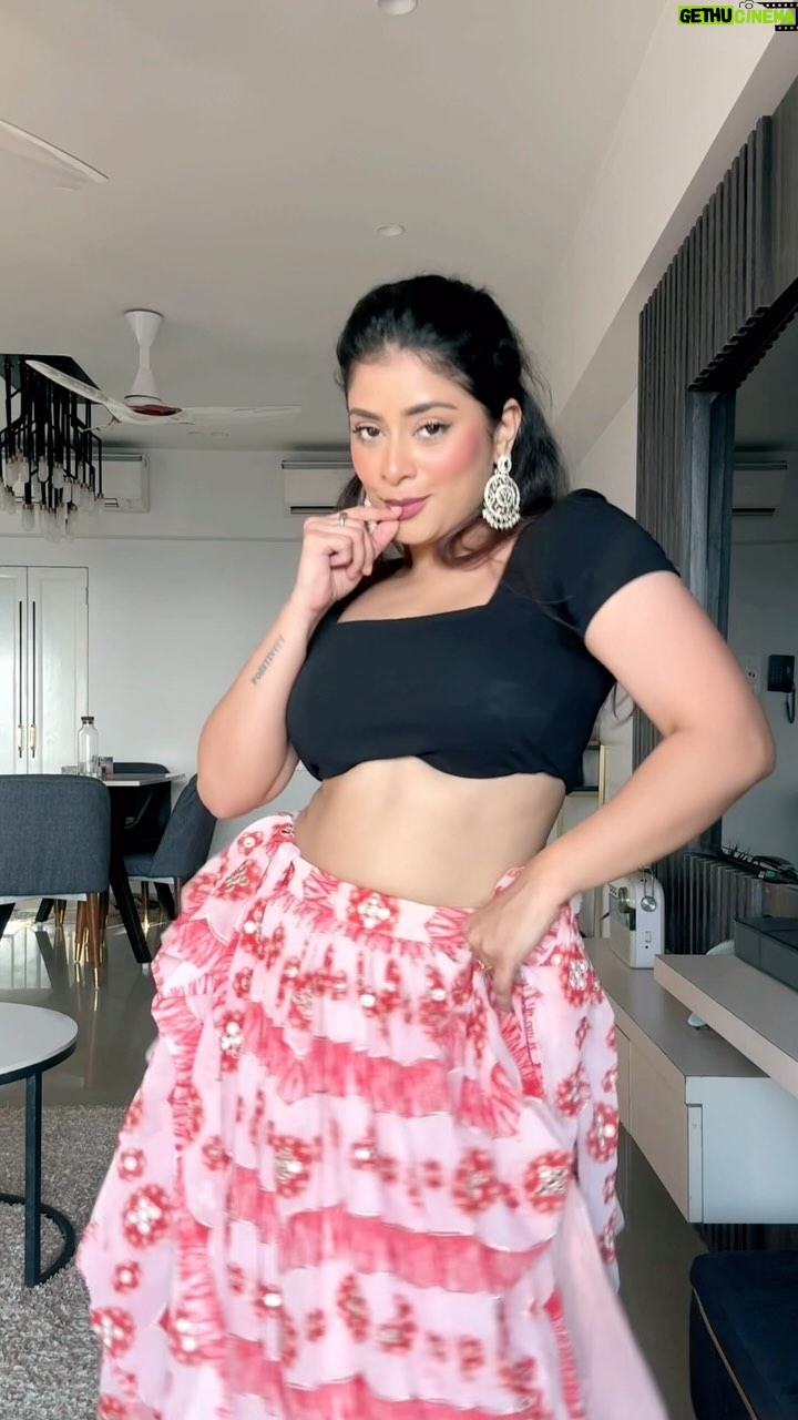 Anam Darbar - 129.2K Likes - jaban pe laaga ✨🪷

dc: @_bhakarwadi_ 💓

bottom : @azmaafashion 💥

#dance #reels #trend