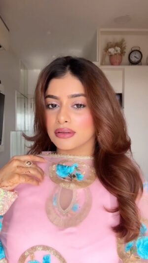 Anam Darbar Instagram - products I used 🌸
for my ☺️
foundation : @tirtir_global AI filter Cushion
color corrector : @hudabeauty
concealer : @kosas
contour : hoola @benefitindia
liquid blushes : @hudabeauty
powder blush : @toofacedlovesindia
powder : @hudabeauty
setting spray : @tirtir_global
highlighter: @toofacedlovesindia
eyes 👀
eye shadow : @toofacedlovesindia @toofaced
holographic eyeliner : @officialswissbeauty
mascara: @toofacedlovesindia @toofaced
brow : @benefitindia
lips 👄
lip liner : @hudabeauty
gloss : @hudabeauty @huda
outfit : @azmaafashion ✨
#makeup