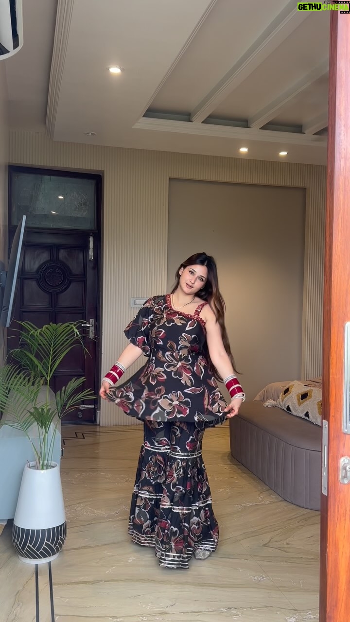 Ananya Thappa Mahajan - 13.2K Likes - Comment “link” for outfit!