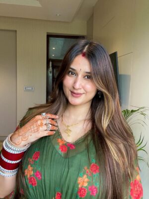 Ananya Thappa Mahajan Instagram - đź’š