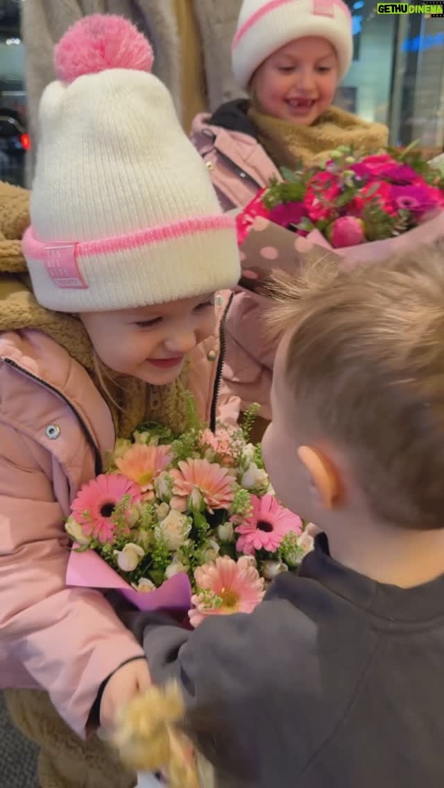 Anastasia Kostenko - 21.5K Likes - Дарите цветы, без повода и без причины ❤️ Встретил моих любимых 🥰😘