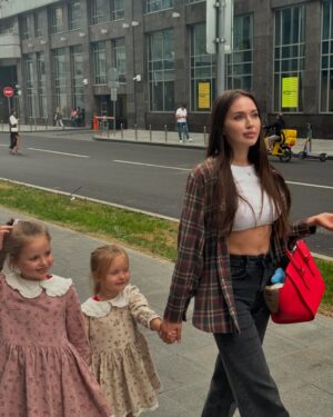 Anastasia Kostenko Instagram - Это была красивая и волшебная осень, после которой не так грустно встречать зимнюю погоду 🧸🥨🧋
Поделилась ближайшими планами в TG🤎🤍🤎