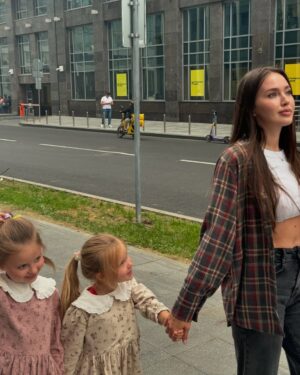 Anastasia Kostenko Instagram - Это была красивая и волшебная осень, после которой не так грустно встречать зимнюю погоду 🧸🥨🧋
Поделилась ближайшими планами в TG🤎🤍🤎