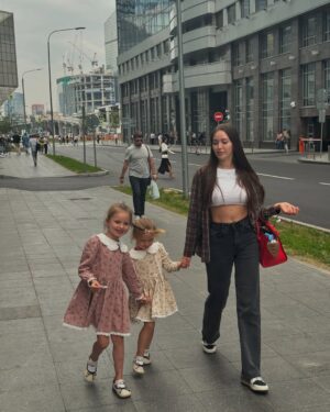 Anastasia Kostenko Instagram - Это была красивая и волшебная осень, после которой не так грустно встречать зимнюю погоду 🧸🥨🧋
Поделилась ближайшими планами в TG🤎🤍🤎