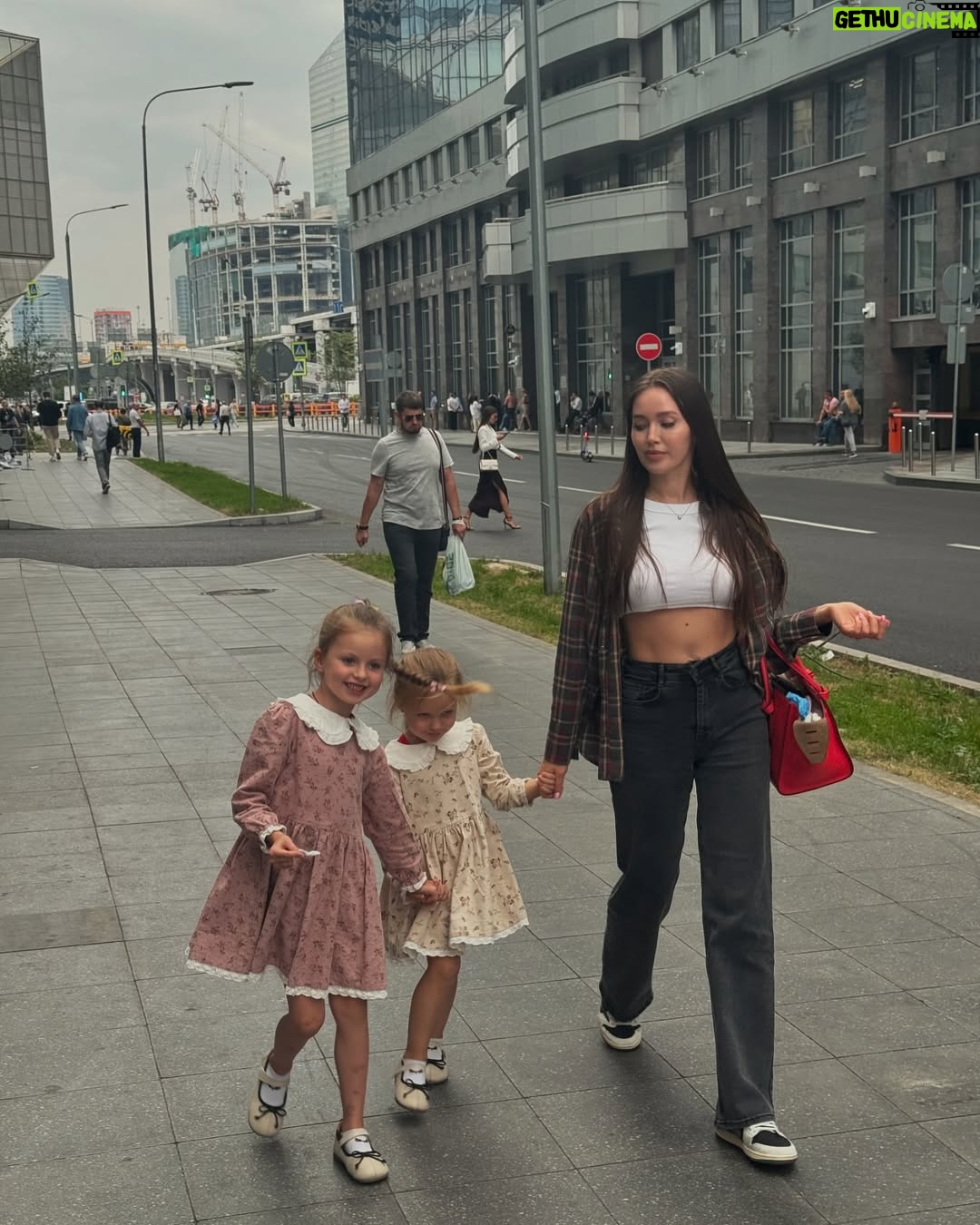 Anastasia Kostenko - 16.2K Likes - Это была красивая и волшебная осень, после которой не так грустно встречать зимнюю погоду 🧸🥨🧋
Поделилась ближайшими планами в TG🤎🤍🤎