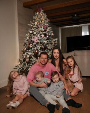 Anastasia Kostenko Instagram - С благодарностью прощаюсь с 2024 годом, посвященным  Семье. Наш главный итог тематического года- наша большая, любящая и дружная семья, рождение младшего сыночка Ярослава❤️
Смело шагаем в Новый 2025 год, с большими целями и смелыми желаниями!
Хочется пожелать всем всех земных благ, крепкого здоровья, больших семейных застольев по радостным поводам, нужных и важных звонков родным , счастья и гармонии вашим домам. Берегите и возрождайте семейные традиции, передавая новому поколению все самое лучшее, что есть в каждом человеке!  Сохраняйте дружеские связи и не таите в душе обид🫶🏻🎄 самое главное - это оставаться ЧЕЛОВЕКОМ и беречь в себе внутренний свет, энтузиазм и веру в счастливое будущее, которые даны нам, как показывают нам дети, с самого рождения🙏🏻
С НОВЫМ ГОДОМ, С НОВЫМ СЧАСТЬЕМ, друзья и друзья друзей ❤️❤️❤️!!!
Чудесные фото @amaleofit