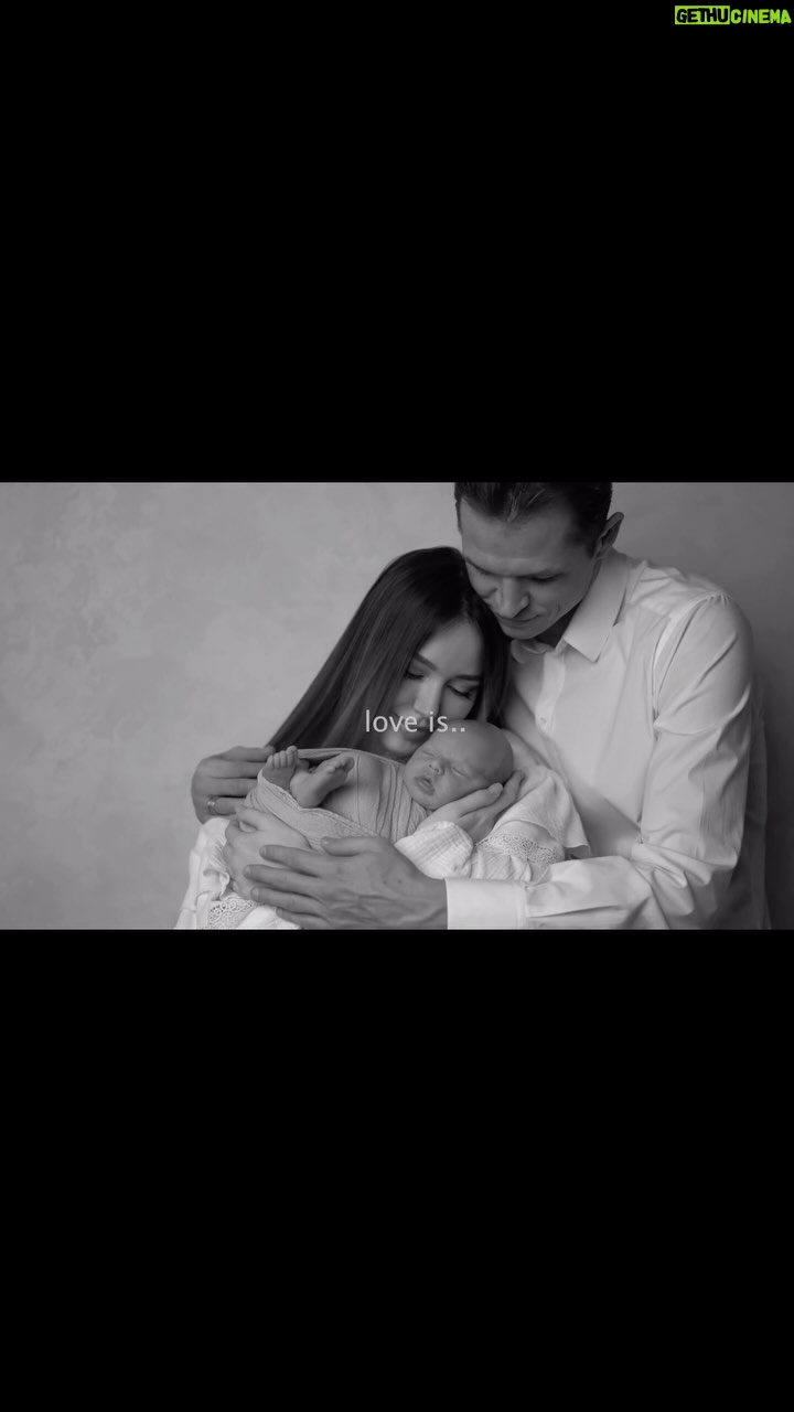 Anastasia Kostenko - 13.7K Likes - 3 года назад я стояла и не могла поверить, что у нас родился мальчик 🥹🤍
Я разглядывала каждый кусочек крошечного тела и пыталась понять, в чем же разница, почему все говорили, что с рождением сына я пойму насколько разная может быть любовь к детям.
Теперь я могу ответить, что любовь к дочерям и сыновьям у меня одинаково большая, но вот сама любовь сына к маме- она другая. Казалось бы, мальчик, растущий мужчина, но какую нежность и заботу я получаю….🫂🤍
Сынок, любимый Лёшенька, спасибо Богу за тебя, за новые эмоции и чувства 🫶🏻🦂 Будь счастлив и здоров, а остальное у тебя с нашей помощью и так будет 🙏🏻люблю тебя до бесконечности 🥹🫂. Твоя мама❤️
Долго берегла такое видео и поняла, что настал этот час🤍
Спасибо за такую память @babybar.moscow
