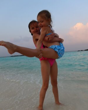 Anastasia Kostenko Instagram - У отдыха есть одна нерешаемая проблема - он рано или поздно заканчивается 🥹🫶🏻
 Это было настолько волшебно и красиво, что просто не передать словами. Мы даже продлевали его🥳
Кстати, в этот раз мы были ещё и с друзьями, которым тоже понравился наш остров @fushifaru .🥰
Сейчас у меня жуткий ступор перед навалившимися делами и желание плакать не отпускает 🥹😂
Радует только одно, что в этот раз нам удалось вернуться пораньше и отдохнуть подольше 🫶🏻 
Спасибо @tarasov23 за такой кайФ, нашим мамам за помощь @taraolia_1363 @viktoriavika997 , нашим друзьям за потрясающую компанию 🥹🫶🏻🫶🏻❤️
