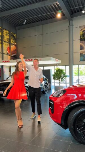 Anastasia Kostenko Instagram - Заряжаемся энергией на всю неделю вместе с РОЛЬФ! 🚘😍 А Вы любите танцевать ?
Вы не представляете, как это сближает! ❤️ #мойрольф