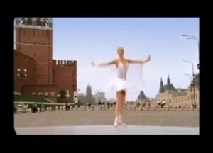 Anastasia Volochkova Instagram - П.И.Чайковский. В.В.Васильев. Ф.Бондарчук. Красная Площадь. Волочкова. «Русская». 🩰 Я стала единственной балериной, которая станцевала на главной Площади России. После Круглого стола, где я была спикером на ПМЭФ и дискуссий на темы стратегий, инструментов и даже хайпа, могу сказать , что в сегодняшние дни этот мой танец «Русская» могут назвать хайпом.. Только это хайп очень творческий, благородный, патриотический и благородный.👍🏻🩰 А вообще, хайп-это ажиотаж , бурный интерес и КРАТКОВРЕМЕННЫЙ всплеск популярности вокруг чего-либо. Но мне посчастливилось уже войти в Историю, как великой русской балерине. Это не кратковременность.. Это признание и наследие русского балета.🩰 #анастасияволочкова #балет #россия #творчество