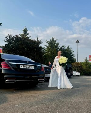 Anastasia Volochkova Instagram - Первые Сочинские Розы.🙏🌺 Белый цвет я очень люблю!🙏 Ждём встречи вечером в @fortepianokaraoke.sochi сегодня в 21:00. 🎤 А завтра в этом же прекрасном месте в 23:00. Уже с нашей программой🩰🎤🌺🔥 #анастасияволочкова #балет #россия #творчество #сочи