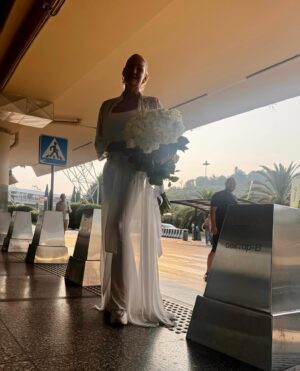 Anastasia Volochkova Instagram - Первые Сочинские Розы.🙏🌺 Белый цвет я очень люблю!🙏 Ждём встречи вечером в @fortepianokaraoke.sochi сегодня в 21:00. 🎤 А завтра в этом же прекрасном месте в 23:00. Уже с нашей программой🩰🎤🌺🔥 #анастасияволочкова #балет #россия #творчество #сочи