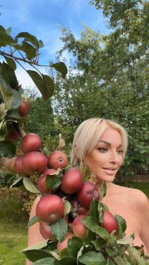 Anastasia Volochkova Instagram - Паримся в бане. И вот вышли в яблочный сад Леночки @elena_galitsyna_ Не знаю, ТО-ли ЭТИ ЯБЛОКИ СОЖРАТЬ, то ли с ними сфотографироваться?😂🔥 С Леной можно всё! 🔥 #анастасияволочкова #балет #россия #россия
