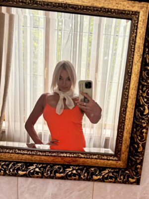 Anastasia Volochkova Instagram - Я бесконечно благодарна Владе @volosy.project за восстановление моих волос, страдающих уже много лет от резиночек и хвостиков на репетициях с детства🩰 Процесс восстановления длительный и требует соблюдения всех рекомендаций Влады, которые необходимо соблюдать ежедневно. И пользоваться её средствами по уходам, созданных ею. Но уже за несколько месяцев результат невероятный! Это не дешевое удовольствие, но результат стоит того! А одно из секретных средств держу на фото на голове на втором фото😉 Под цвет моего платья.. #анастасияволочкова #балет #россия #восстановлениеволос